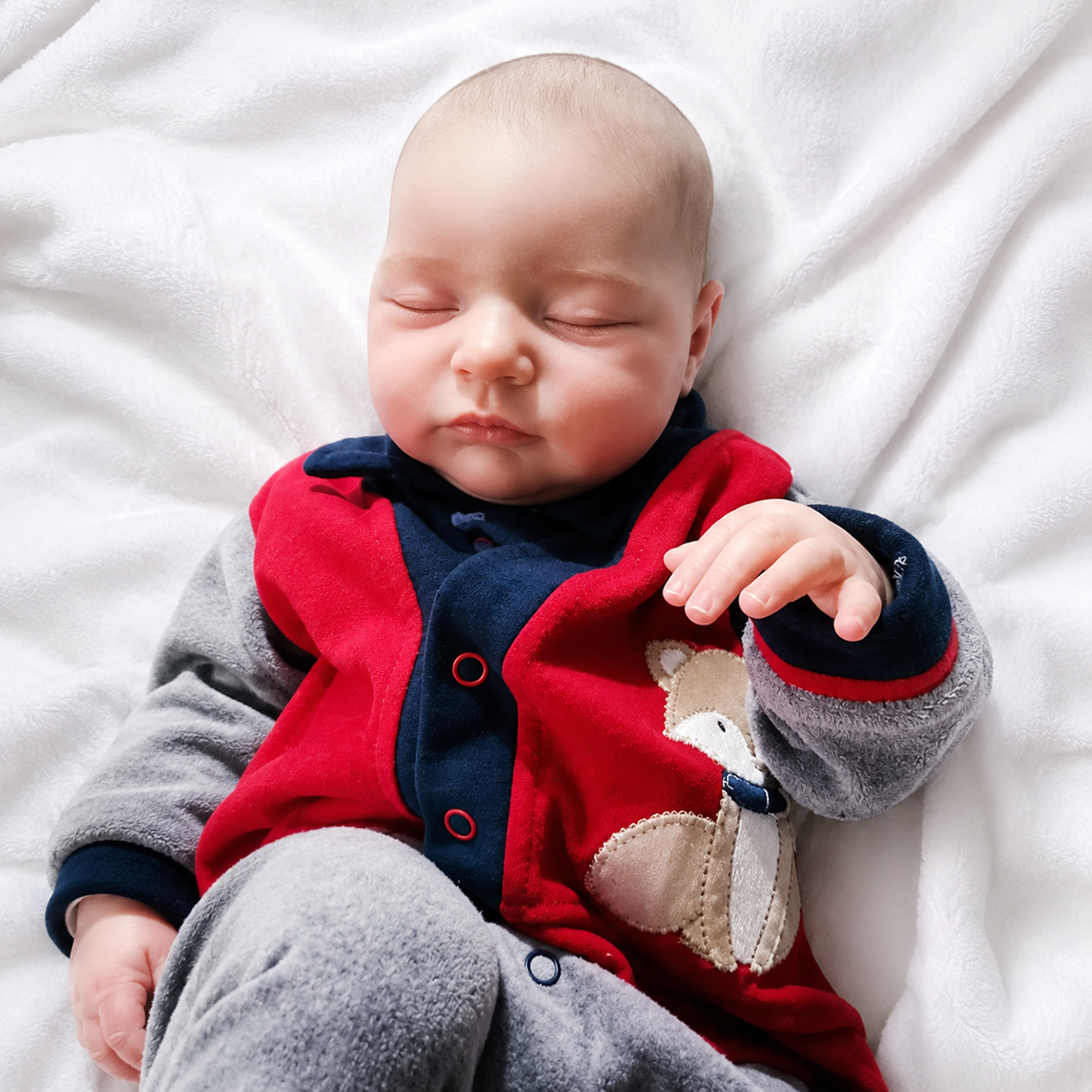 Bebê reborn corpo de pano em detalhe do rosto realista – foto 2