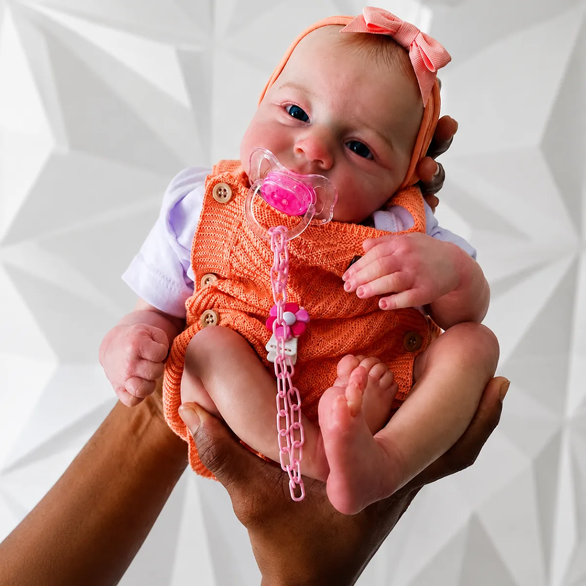 Bebê reborn menina olhos abertos, feito à mão na Iza Reborn