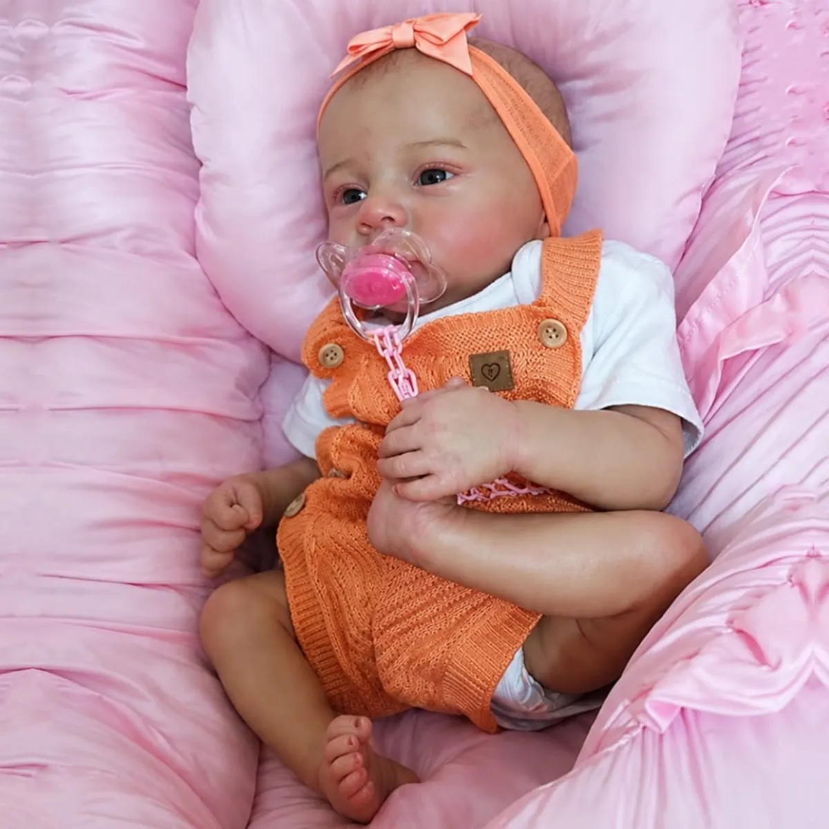 Bebê reborn menina olhos abertos com acabamento premium feito à mão – foto 5 Bebê reborn menina olhos abertos com acabamento premium feito à mão – foto 5