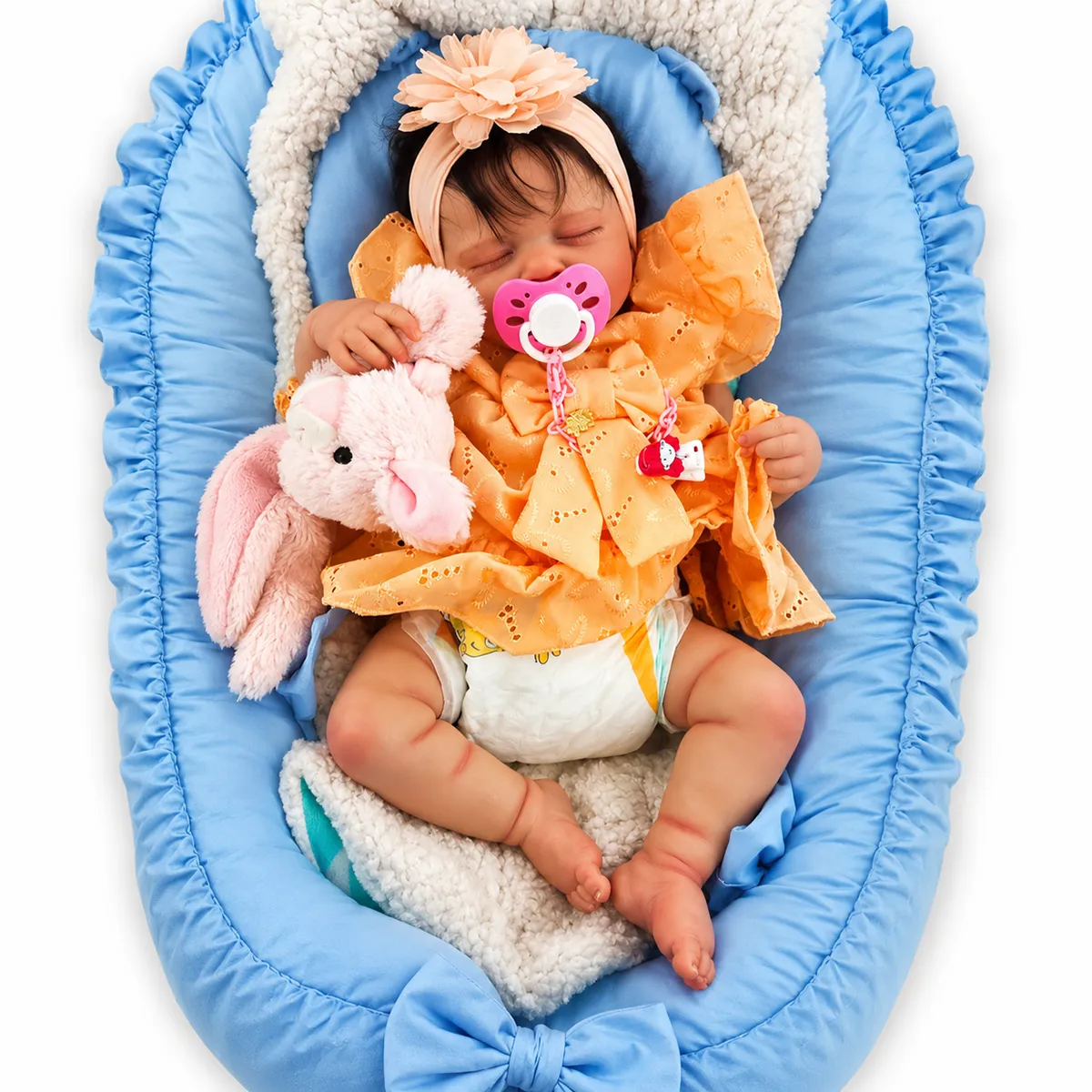 Bebê reborn menina Lou Lou com kit completo, em cesto rosa com vestido amarelo e coelhinho