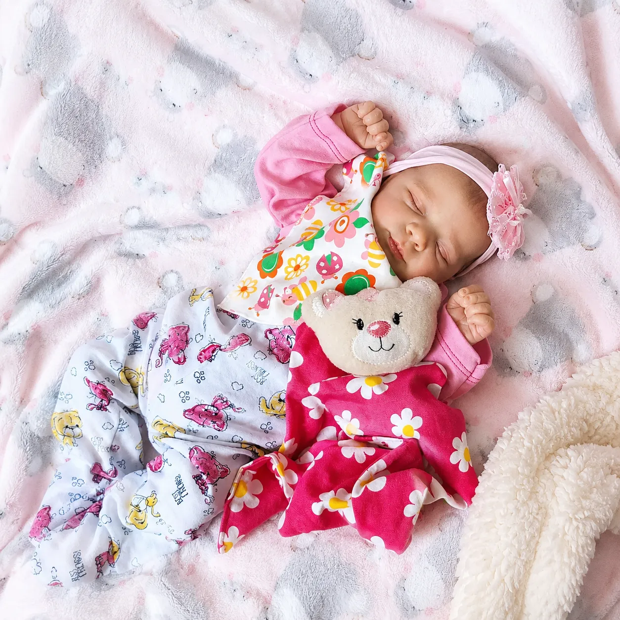 Bebê reborn menina pascale, feito à mão na Iza Reborn