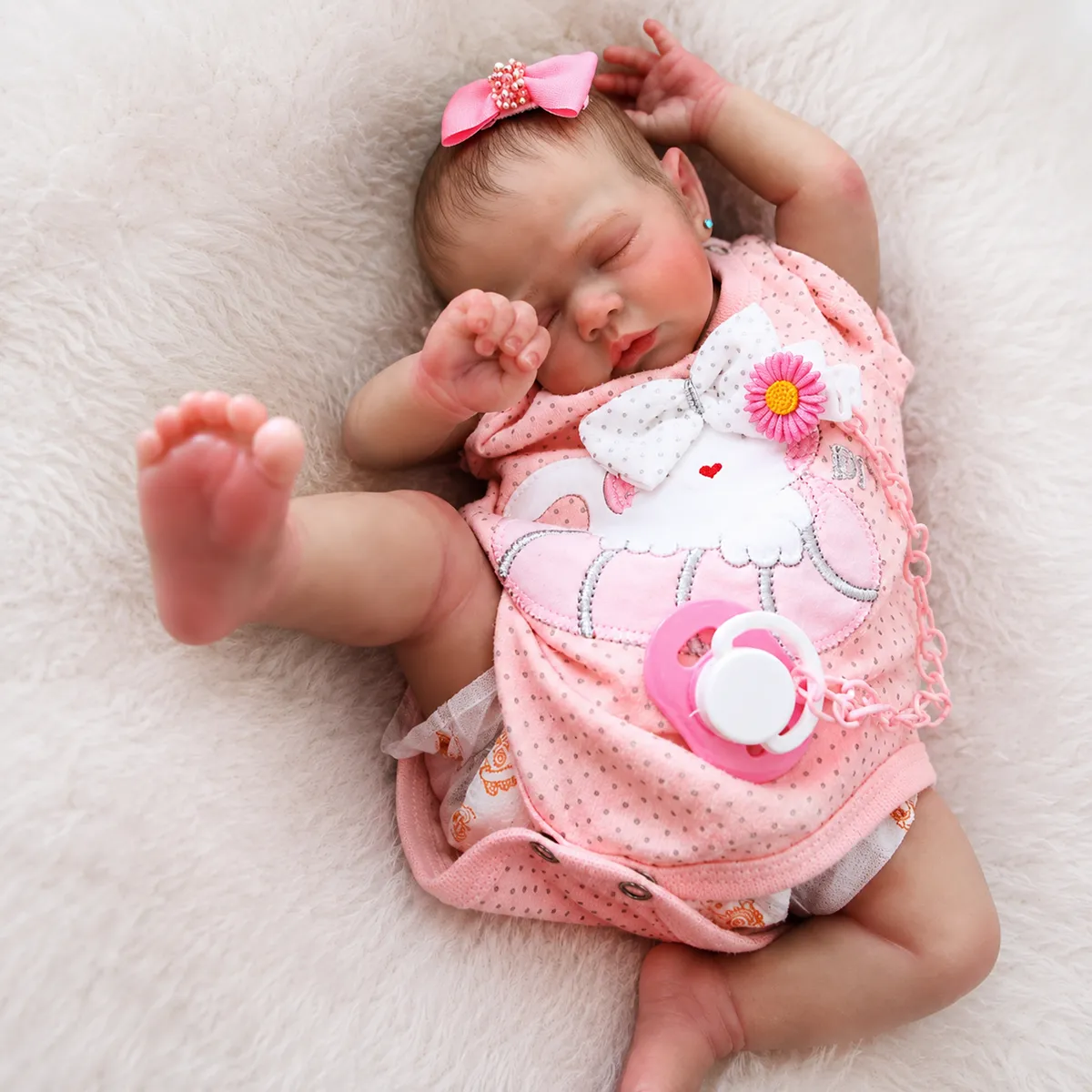 Bebê reborn menina realista Zori de 40cm em detalhe no rosto (foto 2)