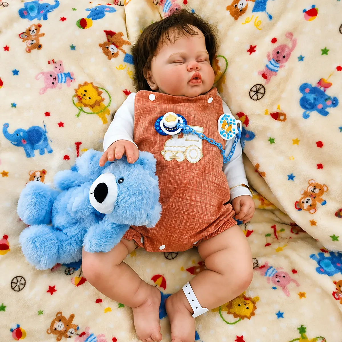 Bebê reborn peackles fio a fio em detalhe do rosto realista – foto 2