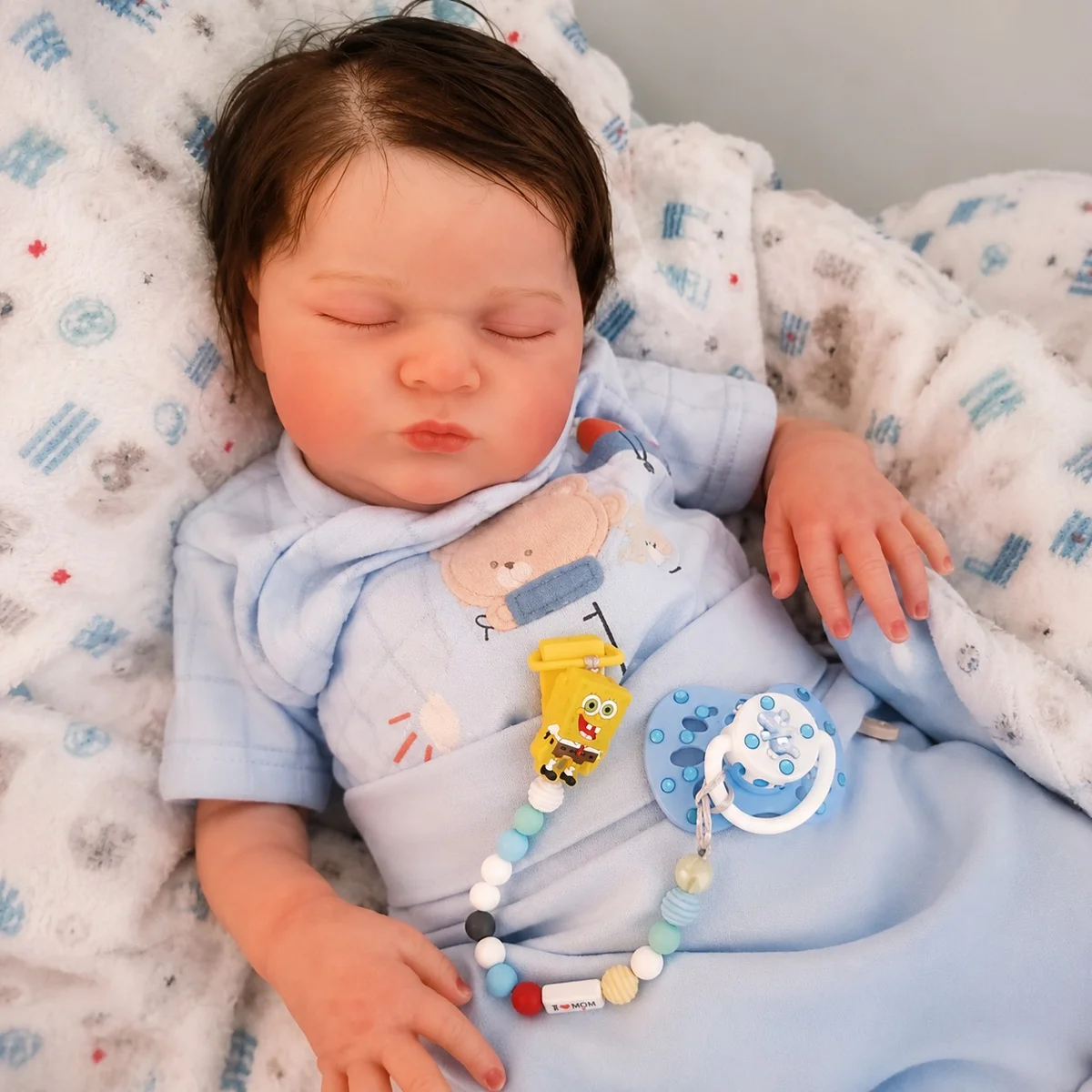 Bebê reborn menino laura em detalhe do rosto realista – foto 2