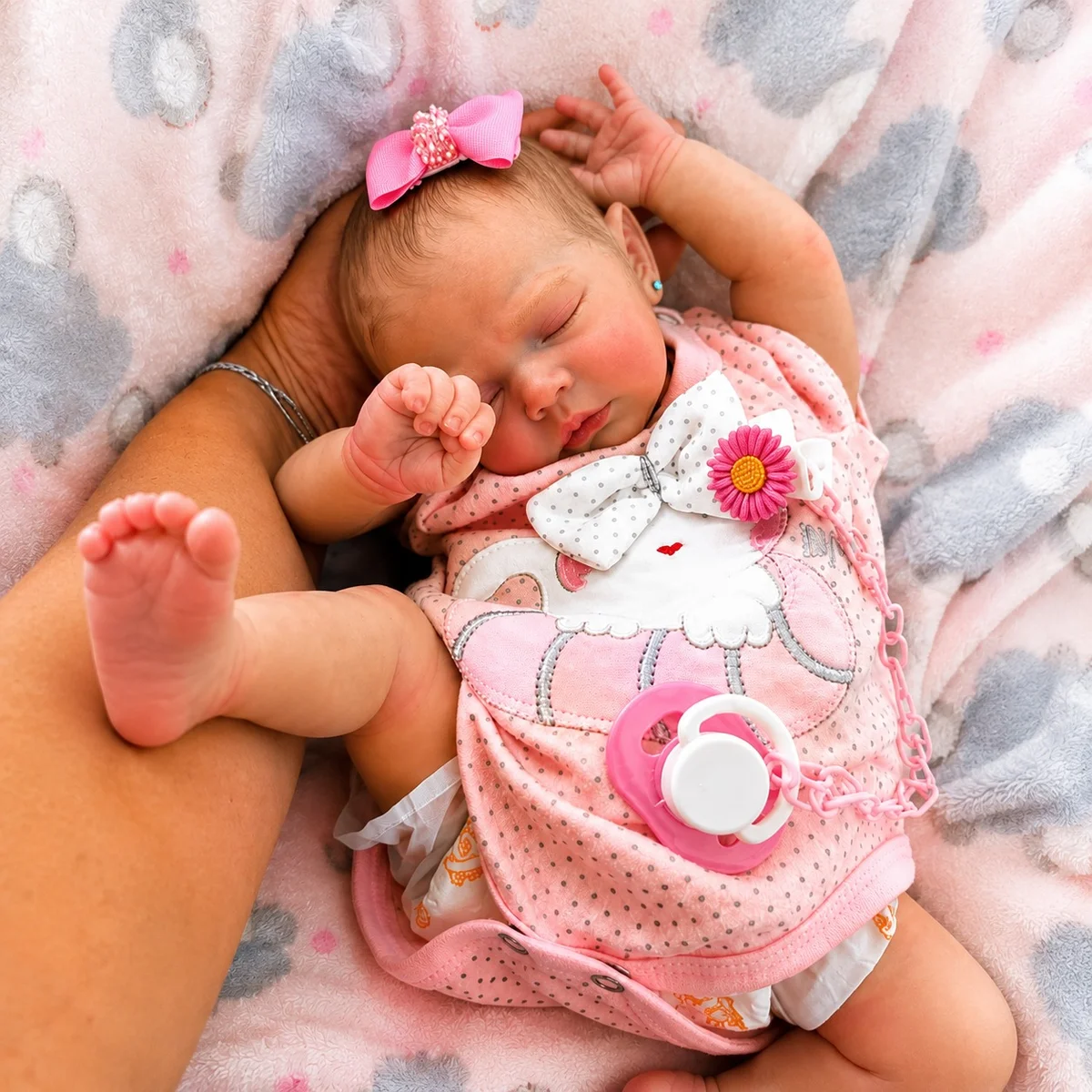 Bebê reborn 40cm em detalhe do rosto realista – foto 2