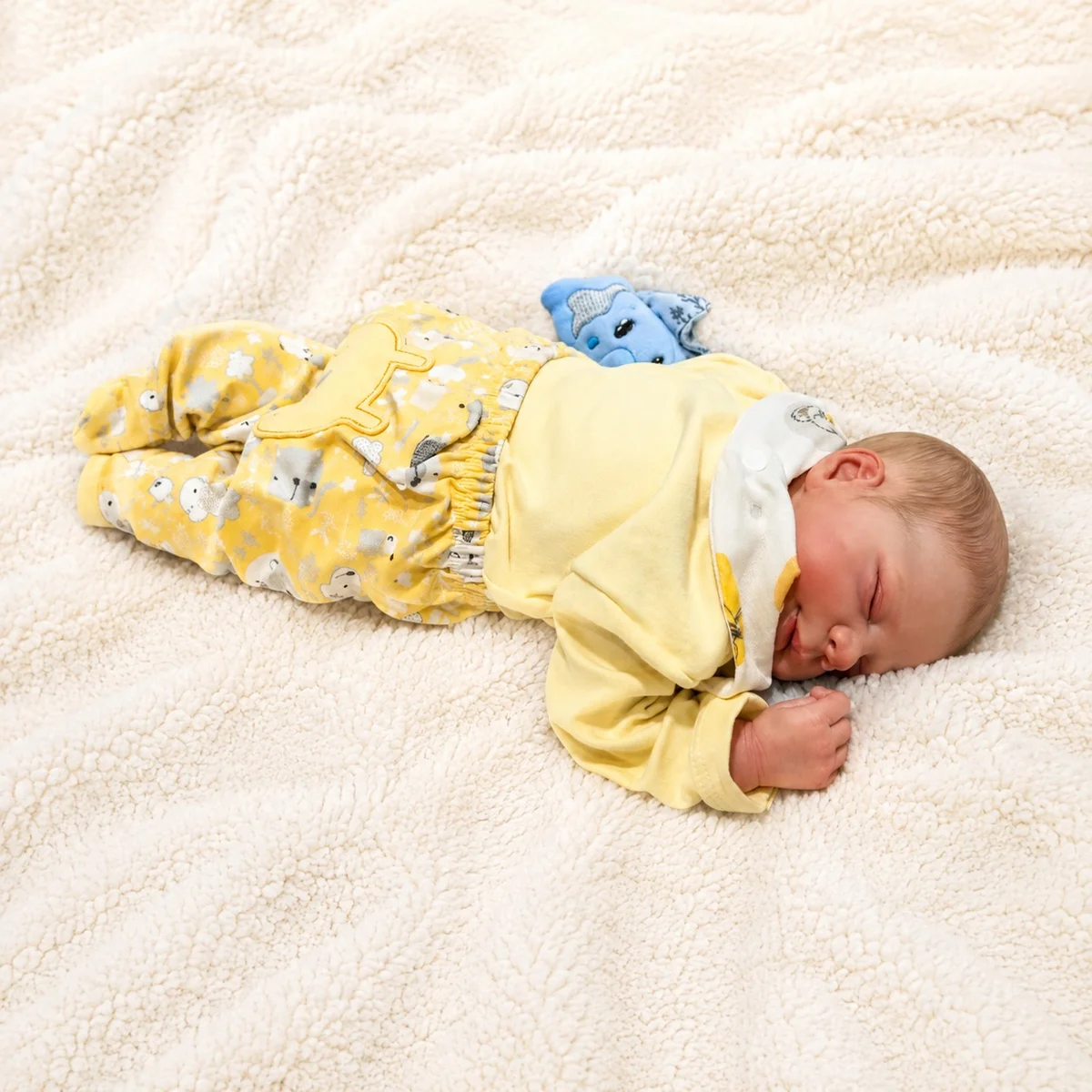 Bebê reborn menino charlotte em detalhe do rosto realista – foto 2