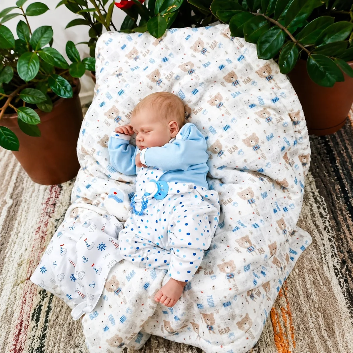 Bebê reborn menino lou lou em detalhe do rosto realista – foto 2