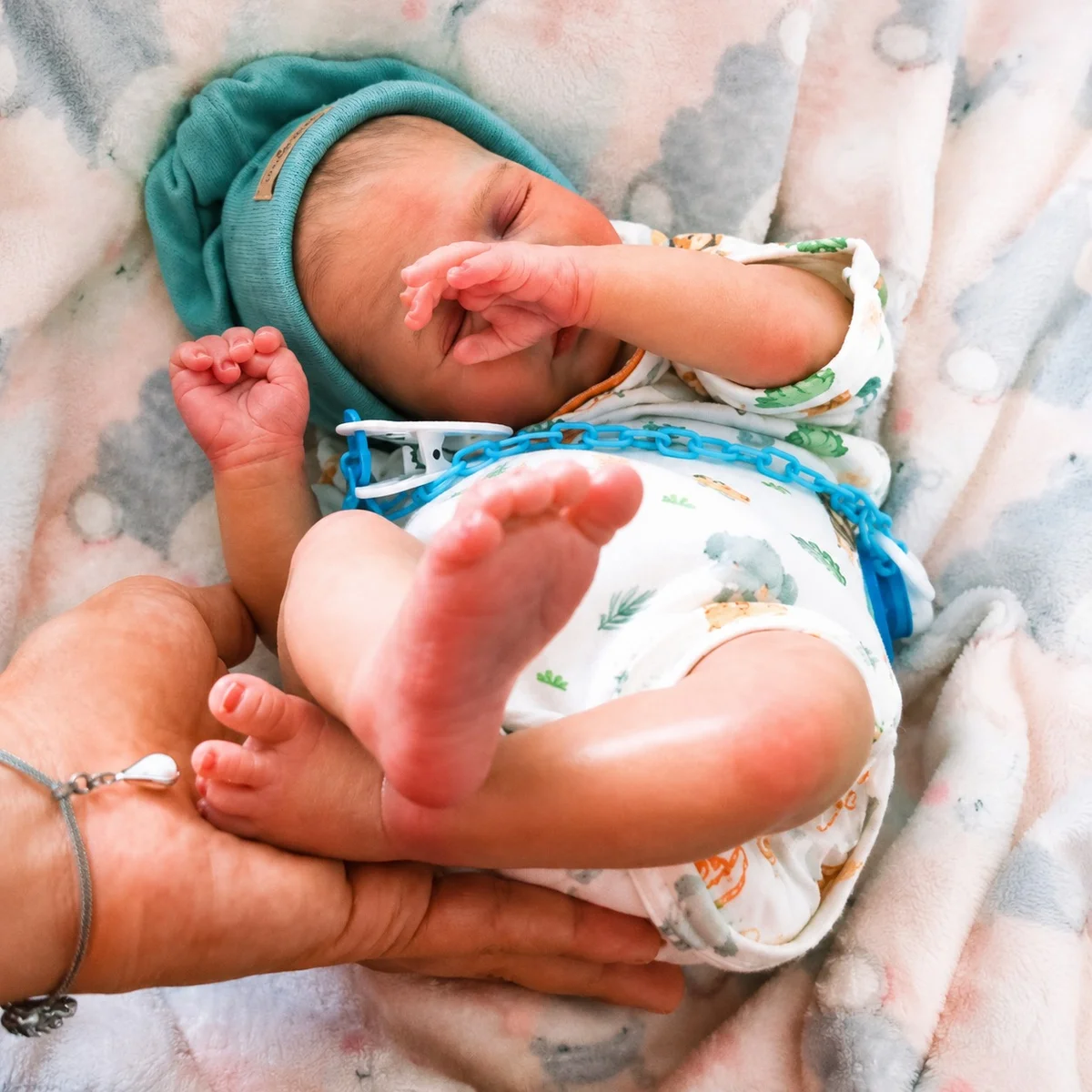 Bebê reborn menino zori em detalhe do rosto realista – foto 2