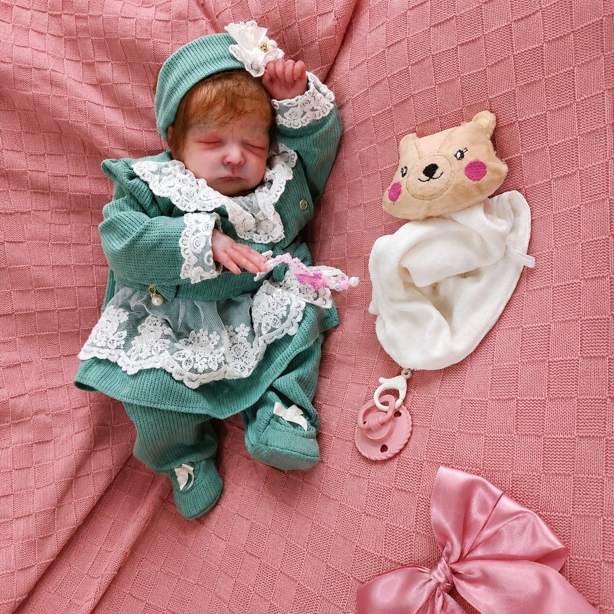Bebê reborn menina Cayle de touca verde água e renda branca, com naninha de ursinho e chupeta rosa
